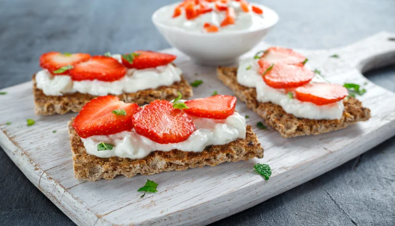 Tostadas con queso y fresas