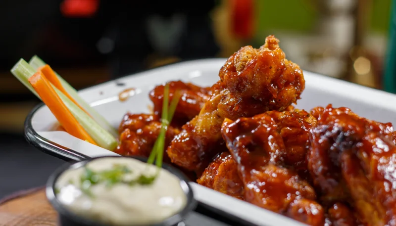 Alitas de pollo en salsa barbacoa picante en olla de cocción lenta