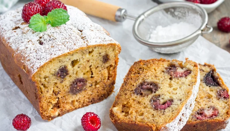 Bizcocho de plátano y frambuesas