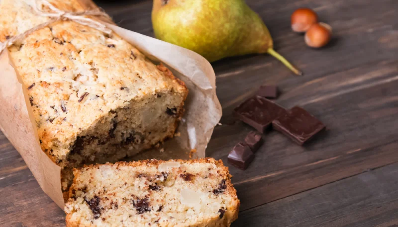 Bizcocho de yogur, peras y chocolate