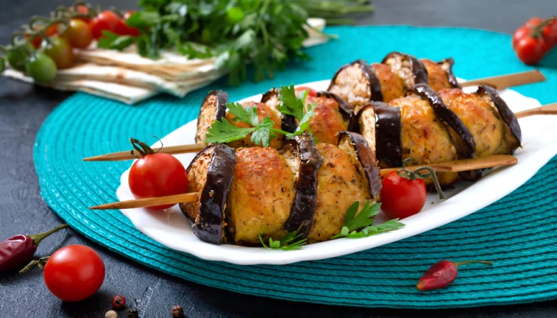 Brochetas de albóndigas y berenjenas