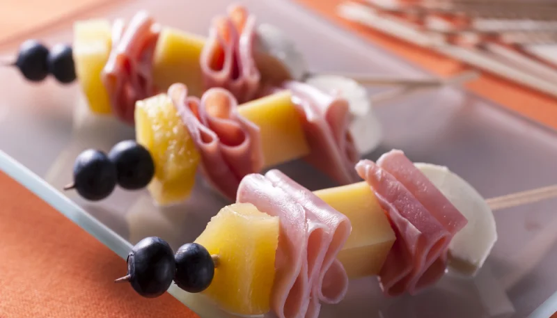 Brochetas de jamón y piña
