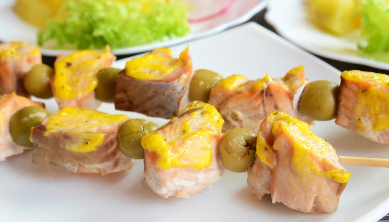 Brochetas de salmón y aceitunas