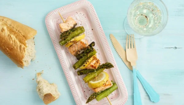 Brochetas de salmón y espárragos