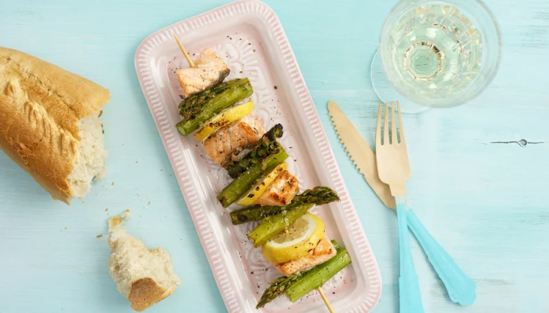 Brochetas de salmón y espárragos