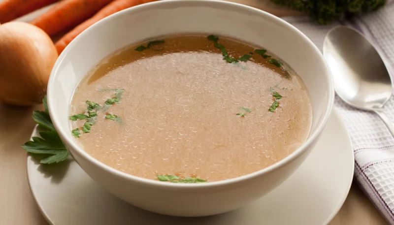 Caldo de huesos y verduras en olla de cocción lenta