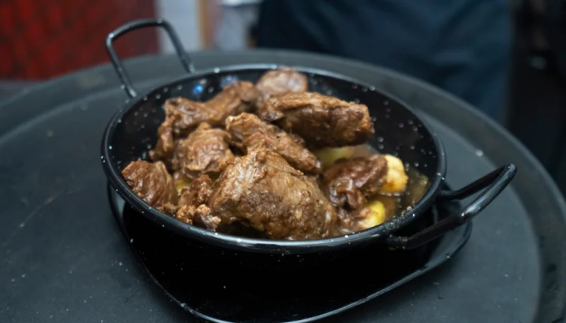 Carrilleras al vino tinto en olla de cocción lenta