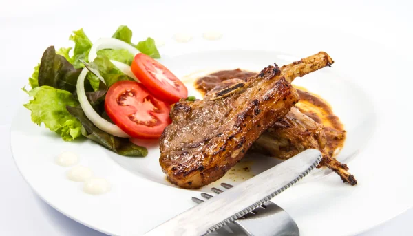 Chuletas de cordero adobadas al horno