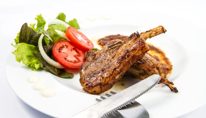 Chuletas de cordero adobadas al horno