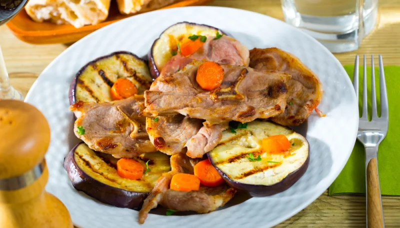 Chuleta de cordero con berenjenas