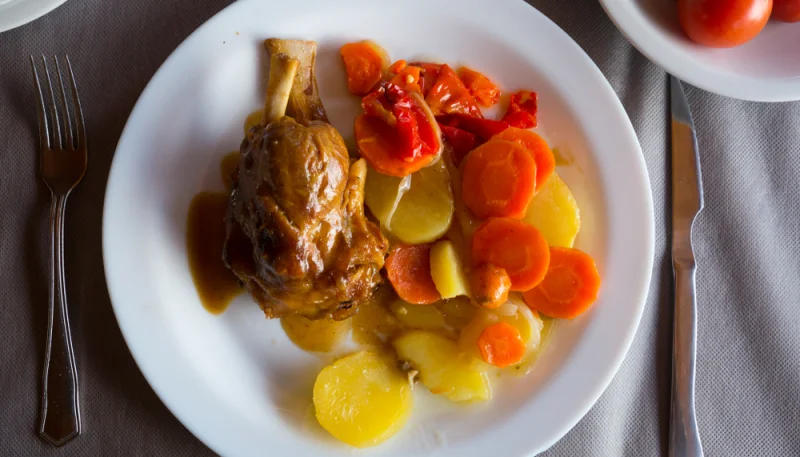 Codillo con salsa de miel y mostaza en olla de cocción lenta