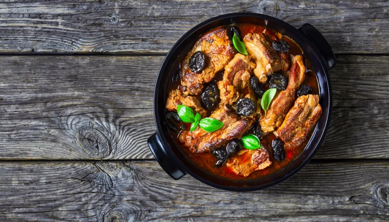 Costillas de cerdo guisadas con ciruela