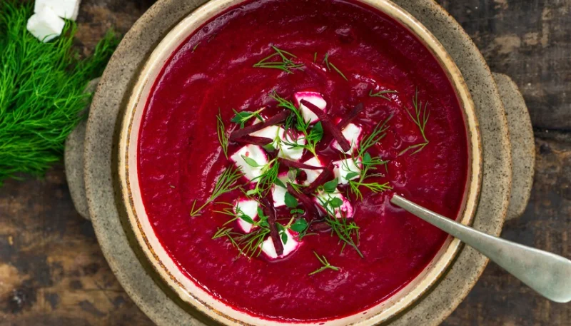Crema de remolacha con avellanas