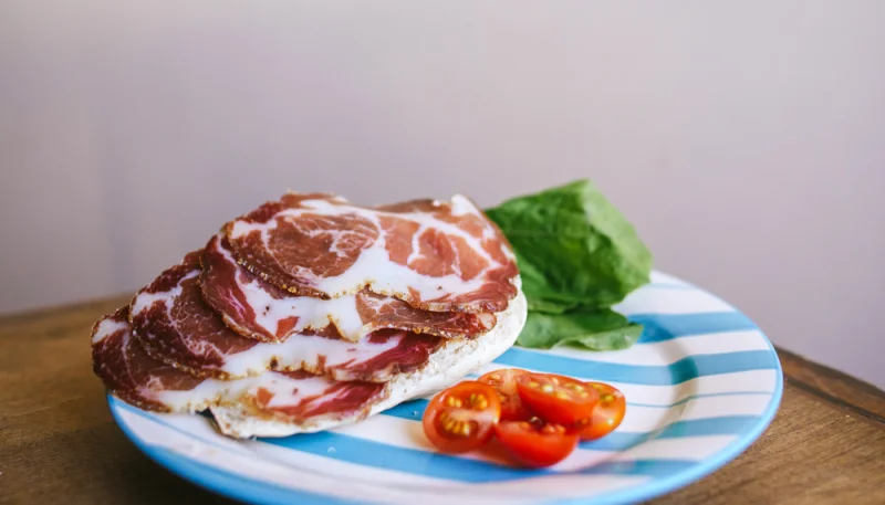 Embutido de bondiola curado casero