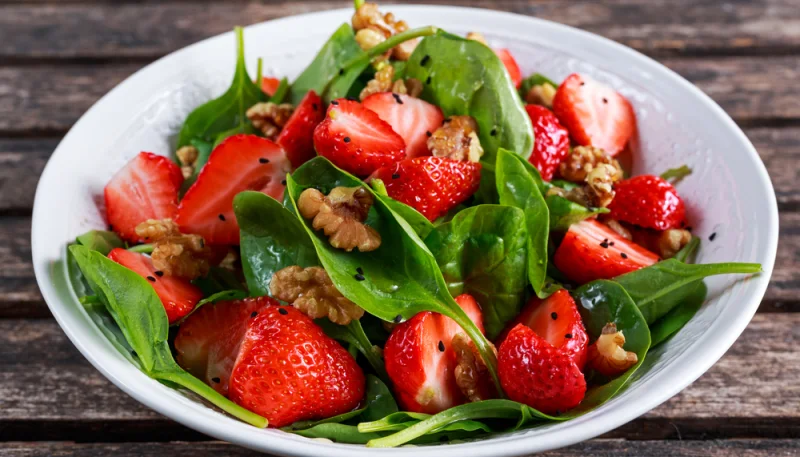 Ensalada de espinacas y fresas