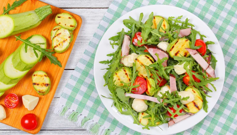 Ensalada de pepino y queso