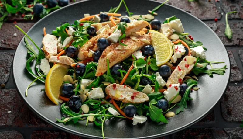 Ensalada de rúcula y pollo