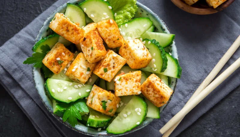Ensalada de tofu y pepino