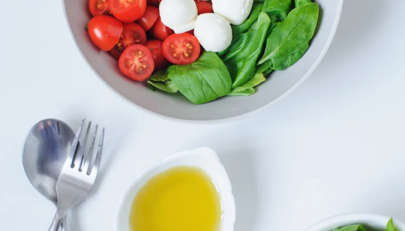 Ensalada de tomates cherry, aguacate y queso mozzarella