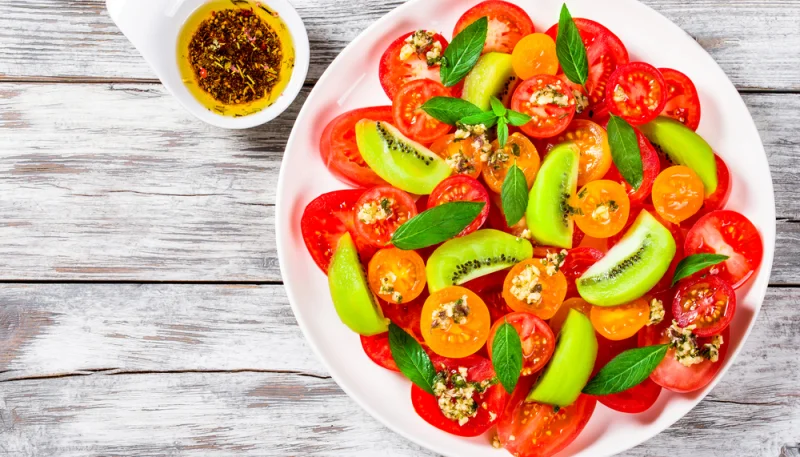 Ensalada de tomates y kiwis