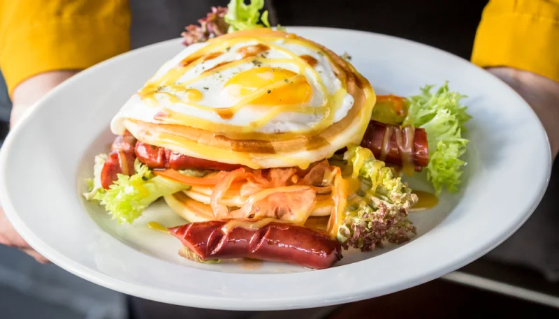 Hamburguesa con tortitas y salchichas