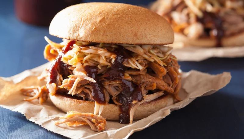 Hamburguesa de cerdo con col