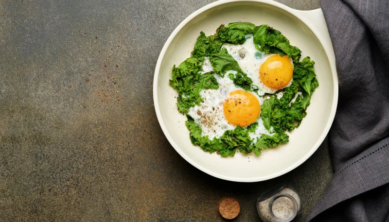 Huevos fritos con kale