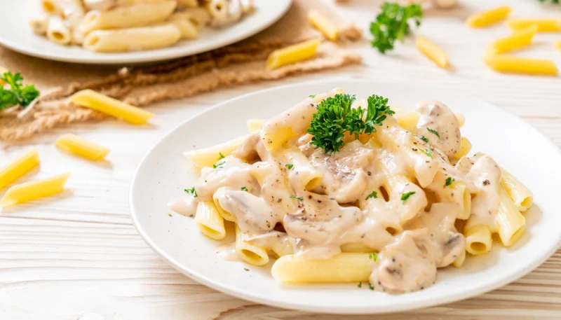 Macarrones con champiñones, bacon y nata