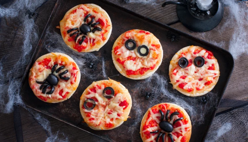 Mini pizzas de araña para Halloween
