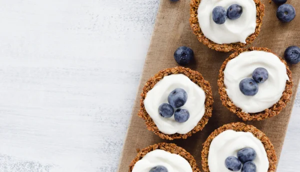 Mini tartas de yogur y arándanos