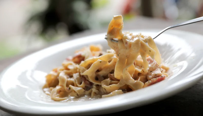 Pasta con bacon y champiñones