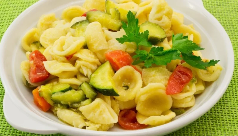 Pasta con calabacín y zanahorias