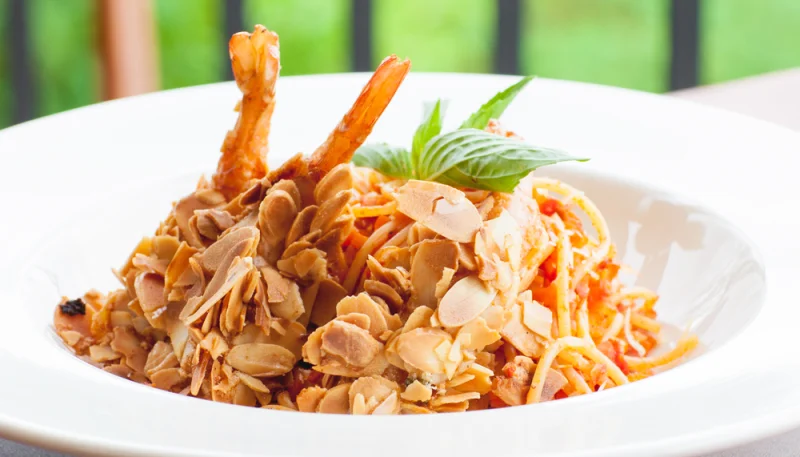 Pasta con gambas y almendras