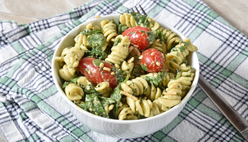 Pasta con pesto y queso tetilla