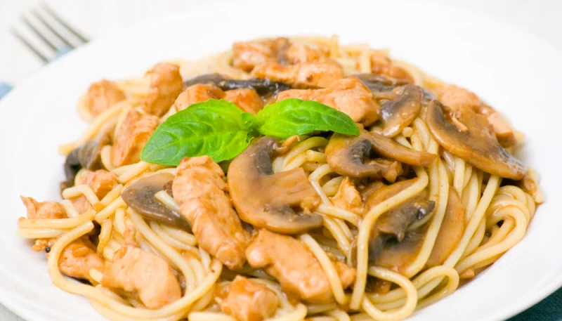 Pasta con pollo, champiñones y tomate