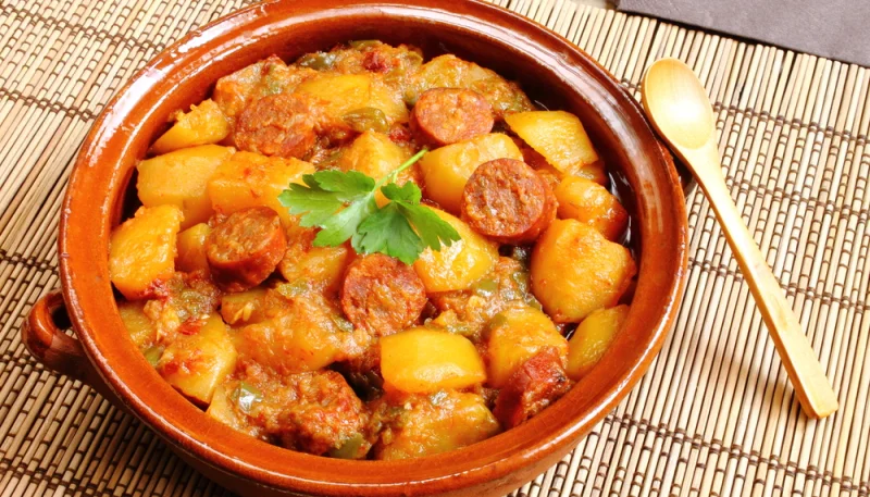 Patatas con salchichas