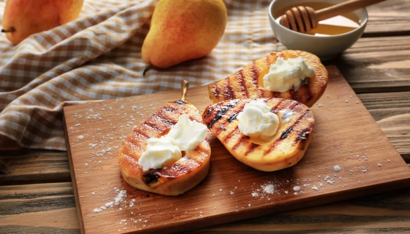 Pera asada con helado