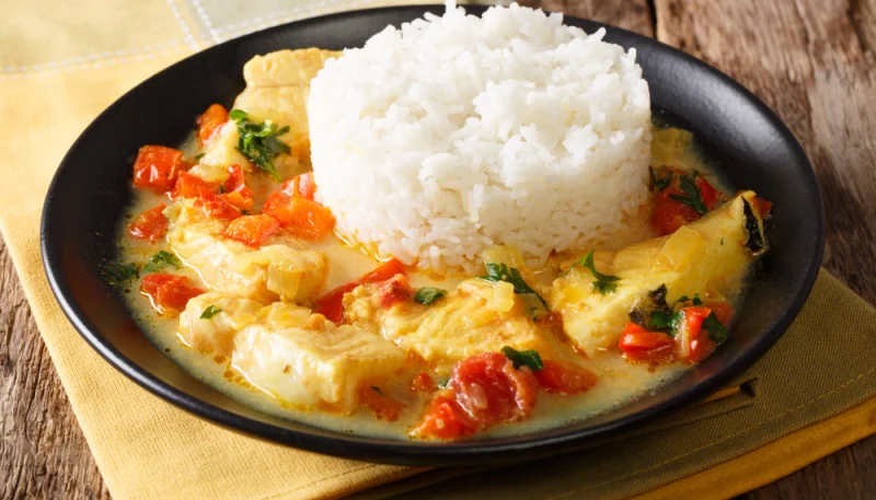 Pescado en salsa de coco con arroz