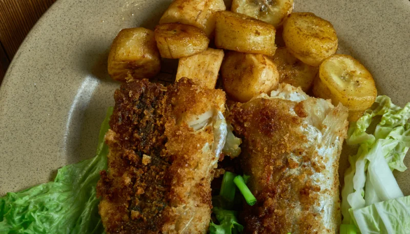 Pescado frito con plátano