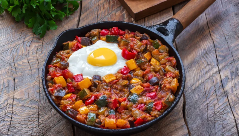 Pisto manchego con huevo