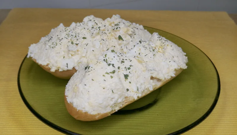 Pitufo con paté de huevos