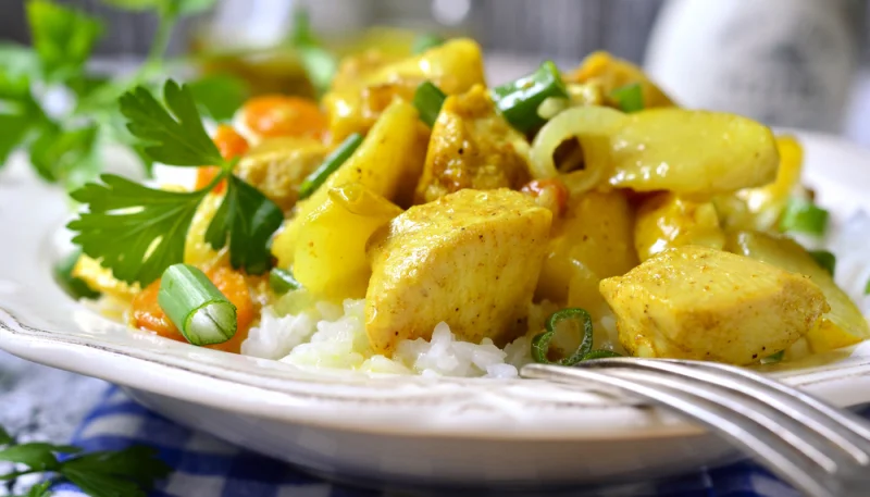 Pollo al curry con cebollas