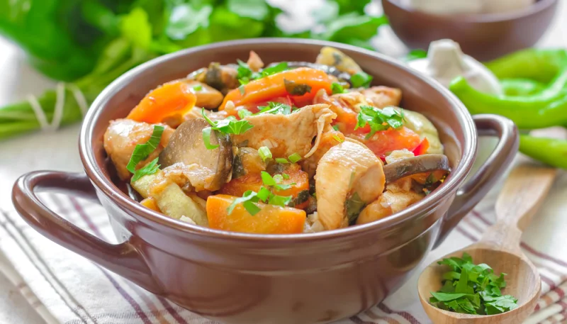 Pollo con verduras en olla de cocción lenta