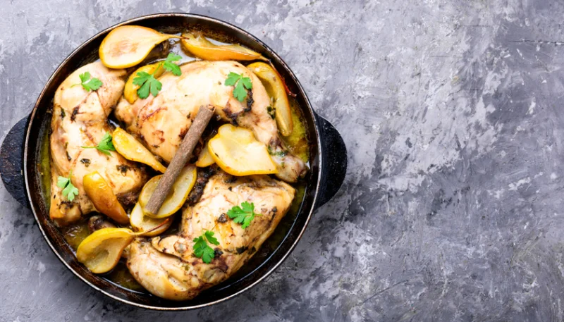 Pollo guisado en salsa de peras