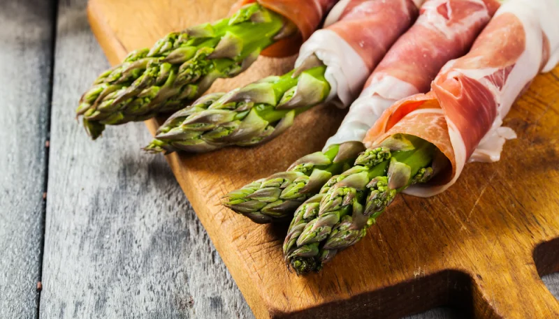 Rollitos de espárragos verdes y jamón serrano
