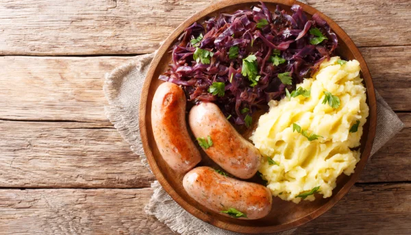 Salchichas asadas con patatas y ensalada