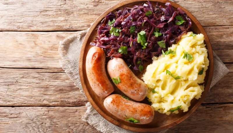 Salchichas asadas con patatas y ensalada
