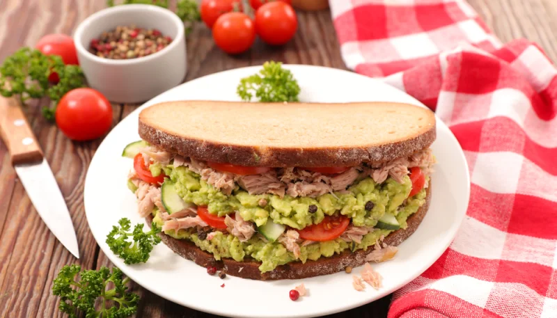 Sándwich de atún y aguacate