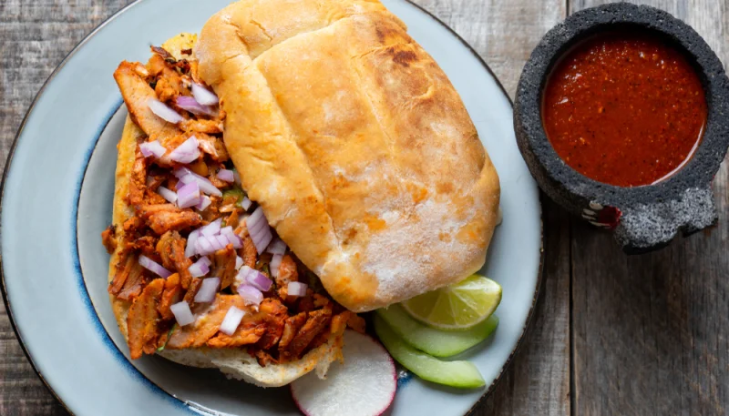 Sándwich de cerdo frito