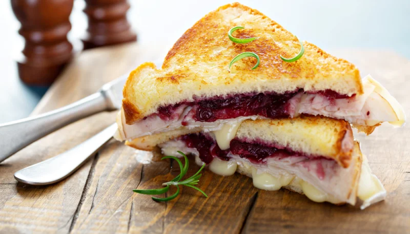 Sándwich de queso y arándanos